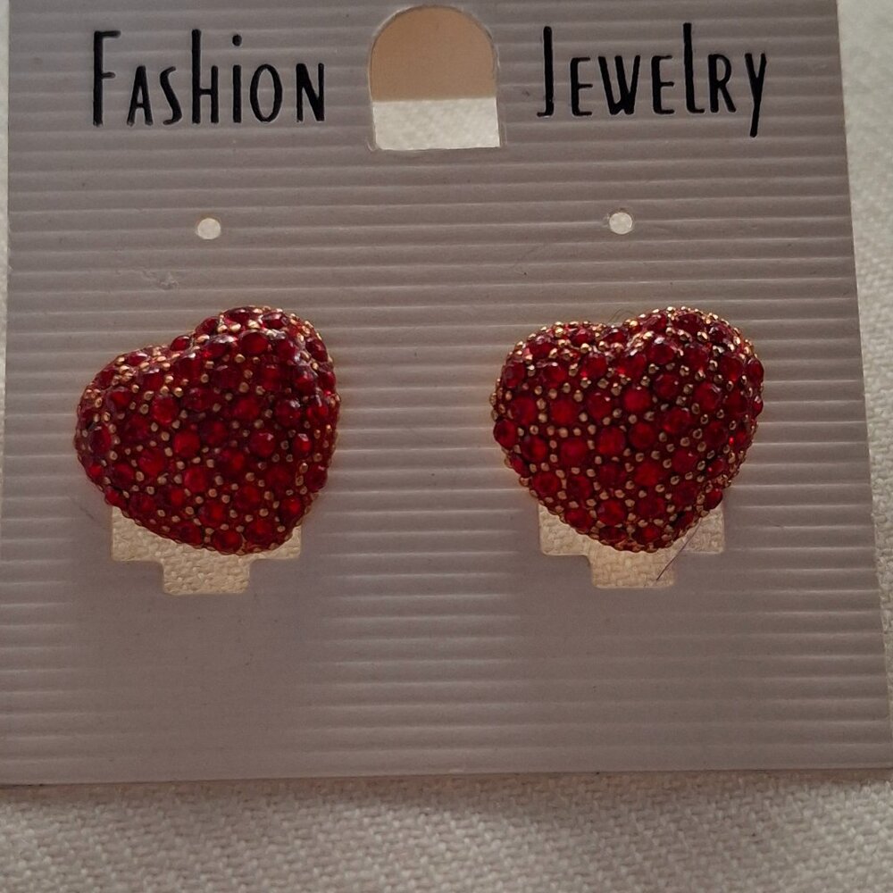 Vintage NWT red stone heart shaped earrings